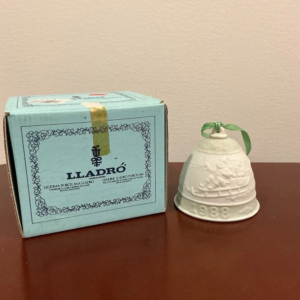 Vintage Lladro Porcelain Bell 1988 Ornament Retired #5525 Santa Sleigh‎ Reindeer